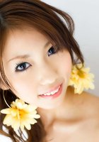 Молодая голая азиатка с цветами 11 фото