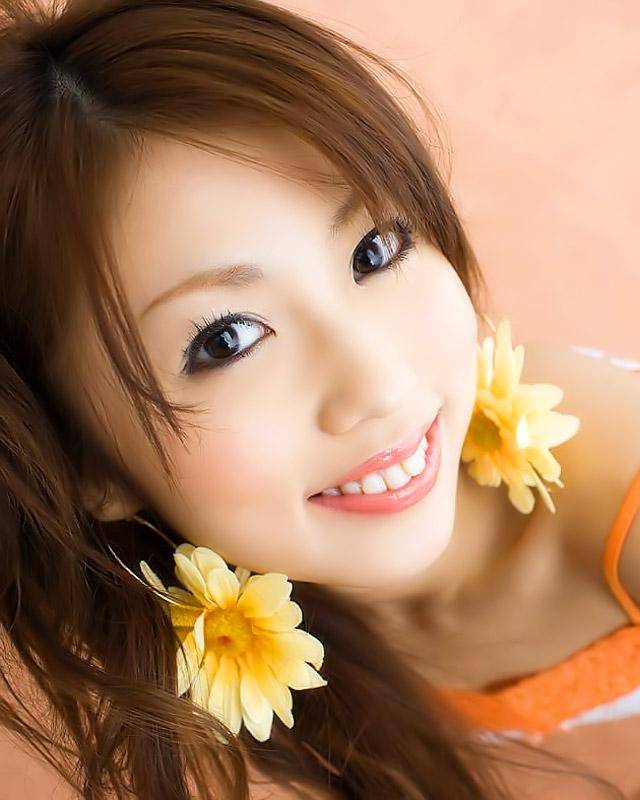 Молодая голая азиатка с цветами 2 фотография