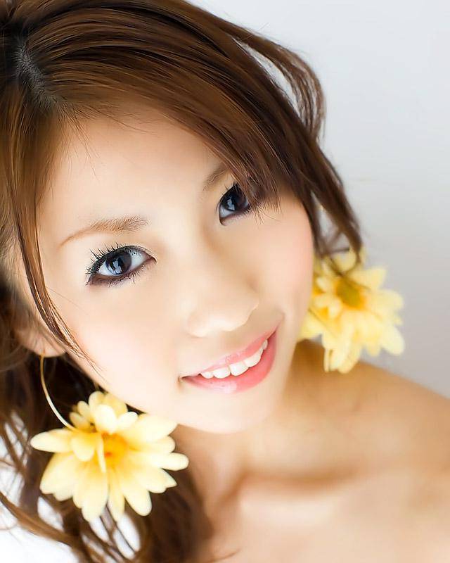 Молодая голая азиатка с цветами 11 фотография