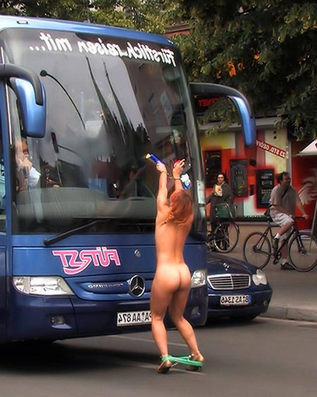 Водитель автобуса оттрахал девушку на улице 1 фотография