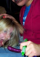 Пьяные девки показывают свои сиськи и попки 13 фото