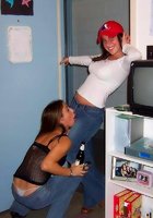 Пьяные девушки показывают свои прелести 2 фотография