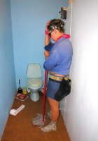 Молодая уборщица наслаждается сосанием в комнате минета 3 фото