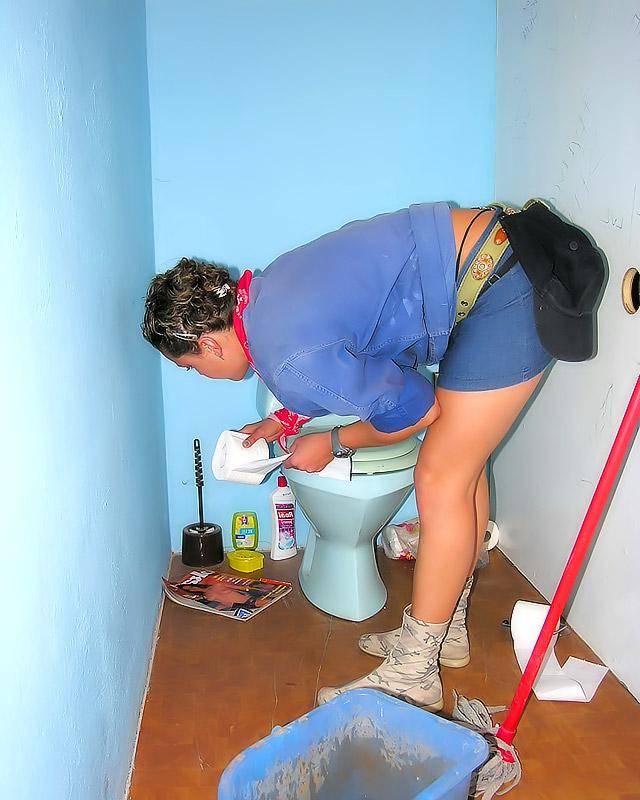 Молодая уборщица наслаждается сосанием в комнате минета 4 фотография