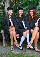 Три распущенные выпускницы из колледжа 1 фото