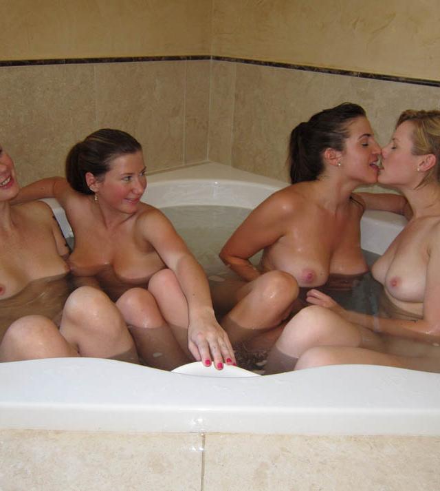Четыре лесбиянки сидят в ванне 9 фотография