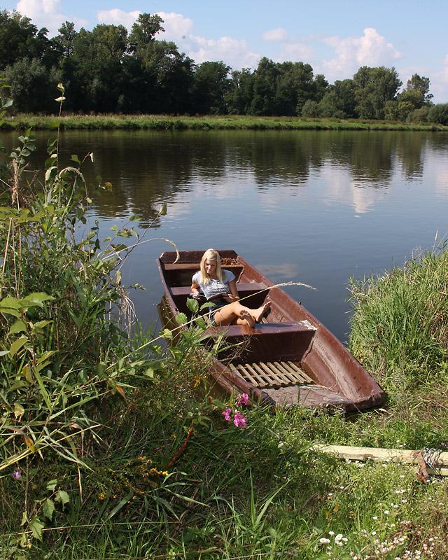 Клевый секс в лодке на воде 2 фотография