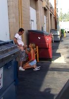 Сисястая девушка делает миньет парню на улице 4 фото
