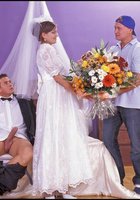 Жених со свидетелем трахают невесту 6 фотография