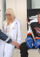 Хоккеисты отделали молодую медсестричку 1 фото