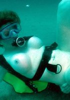 Аквалангист выебал тетку под водой 25 фото