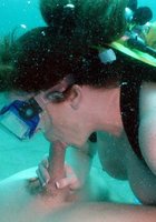 Аквалангист выебал тетку под водой 28 фотография