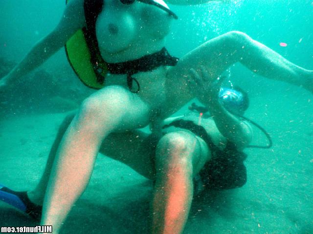 Аквалангист выебал тетку под водой 23 фотография