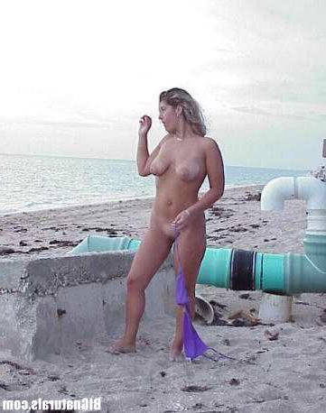 Бесстыжая тетка раздевается на пляже 25 фотография