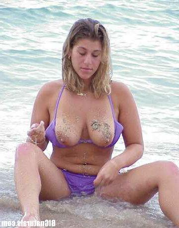 Бесстыжая тетка раздевается на пляже 10 фотография