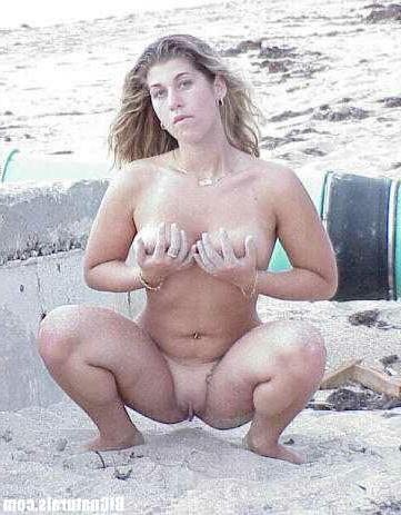 Бесстыжая тетка раздевается на пляже 6 фотография