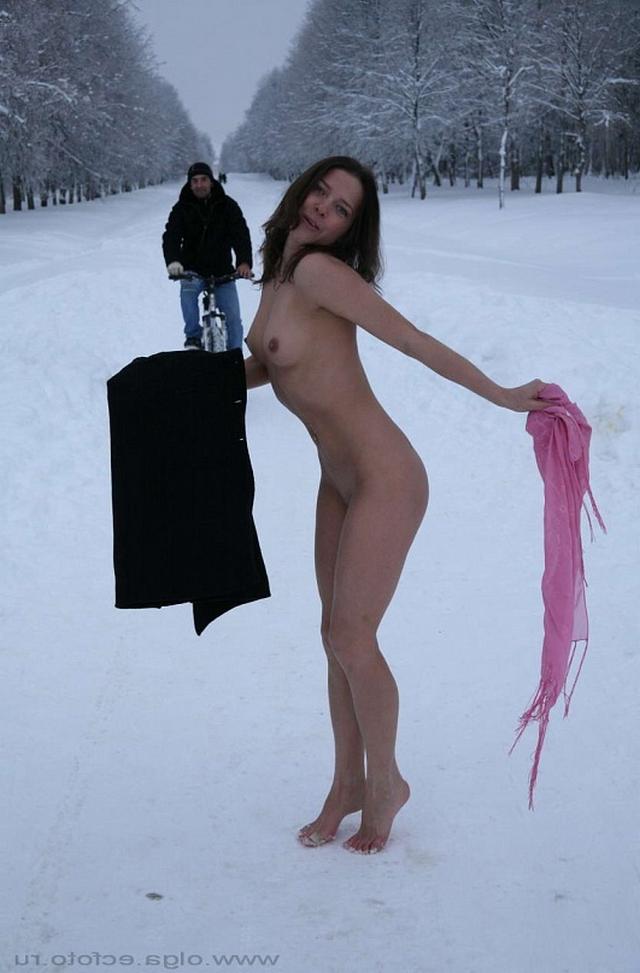 Снежная принцесса показывает, что под юбкой 14 фотография