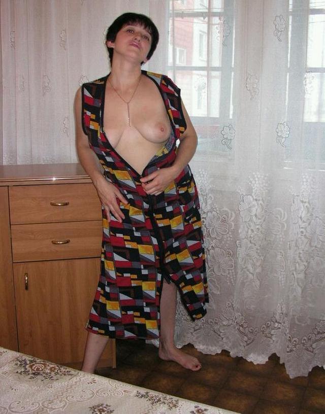 Домохозяйка Ирина снимает халат 4 фотография