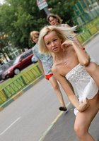 Тощая блондинка раздевается в публичных местах 9 фотография