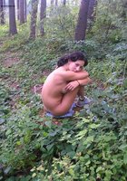 Голая девчушка в зеленом лесу 16 фото