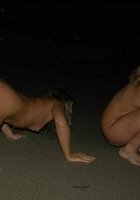 Лесбийские близняшки на ночном побережье 17 фотография