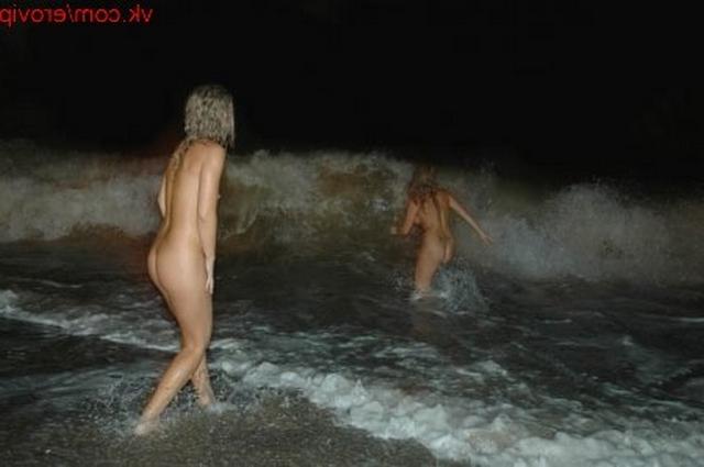 Лесбийские близняшки на ночном побережье 4 фотография