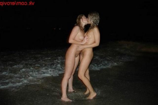 Лесбийские близняшки на ночном побережье 11 фотография