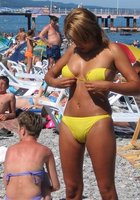 Симпатичные девушки в бикини на пляже 1 фотография