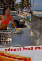 Юную продавщицу хот-догов отымели 3 фото