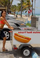 Юную продавщицу хот-догов отымели 1 фото