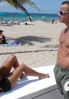 Стройная давалка отдыхает на пляже 3 фото