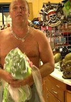 Продавец жарит телочек в магазине 9 фото