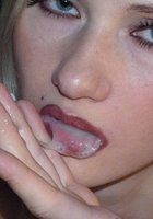 Леди раздвигает пальцами половые губы, чтобы показать влажную щель 27 фотография