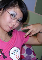 Азиатка в очках сфоткала сиськи 4 фотография