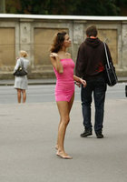 Развратная телка гуляет по улицам города 7 фотография