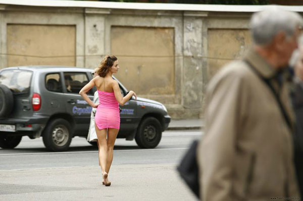 Развратная телка гуляет по улицам города 3 фотография
