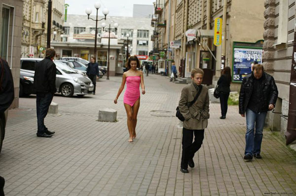 Развратная телка гуляет по улицам города 4 фотография