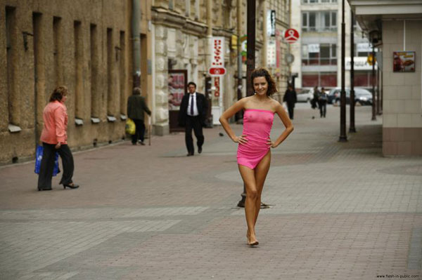 Развратная телка гуляет по улицам города 17 фотография