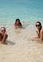 Симпатичные голые цыпочки на нудистском пляже 6 фотография
