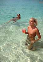 Симпатичные голые цыпочки на нудистском пляже 11 фотография
