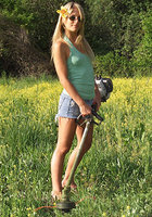 Косить траву весьма утомительное занятие для блондинки 2 фотография