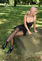 Сексуальная дама в черных колготках на кладбище 1 фото