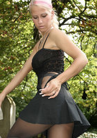 Сексуальная дама в черных колготках на кладбище 8 фото