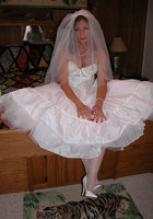 Старуха в наряде невесты показывает сиськи и киску 1 фотография