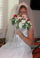 Старуха в наряде невесты показывает сиськи и киску 2 фотография