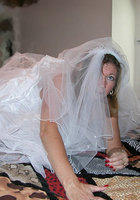 Старуха в наряде невесты показывает сиськи и киску 3 фото