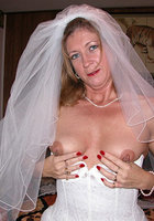 Старуха в наряде невесты показывает сиськи и киску 5 фото