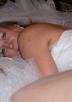 Старуха в наряде невесты показывает сиськи и киску 17 фото