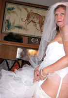 Старуха в наряде невесты показывает сиськи и киску 20 фото