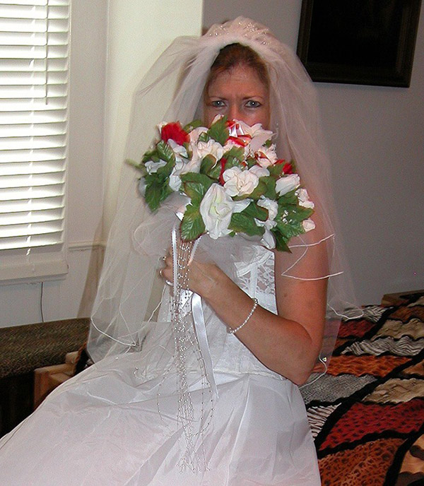 Старуха в наряде невесты показывает сиськи и киску 2 фотография